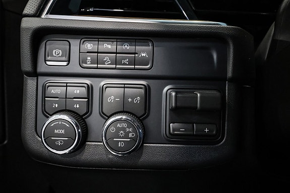 Chevrolet Suburban 22 of 30