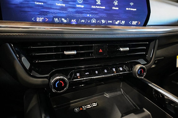 Chevrolet Suburban 24 of 30