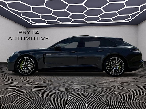 Porsche Panamera 4S 4 of 5
