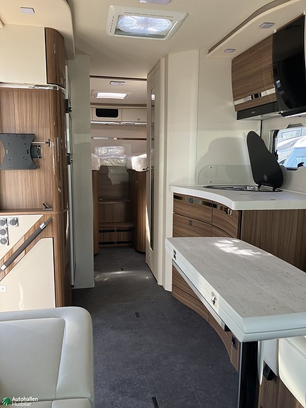 Eura Mobil Demo klippet!! Integra 760 EF Automat 180 hk 4,5 T Skinn 8 of 19