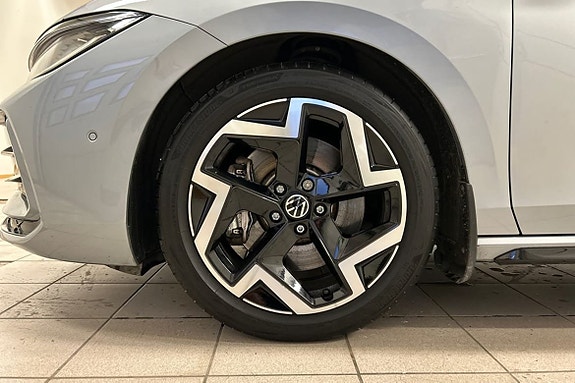 Volkswagen Passat 13 of 15