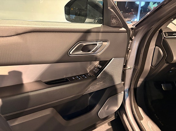 Land Rover Range Rover Velar 16 of 19
