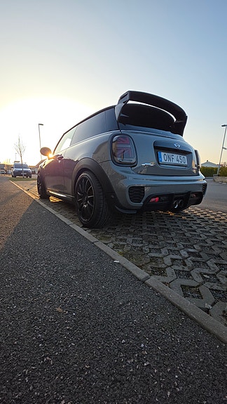 MINI Cooper S 2 of 5