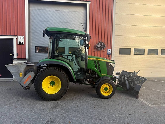 John Deere 3045R med vikplog och sandspridare, OBS 850 tim!