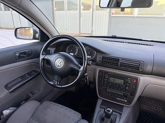 Volkswagen Passat 10 of 16