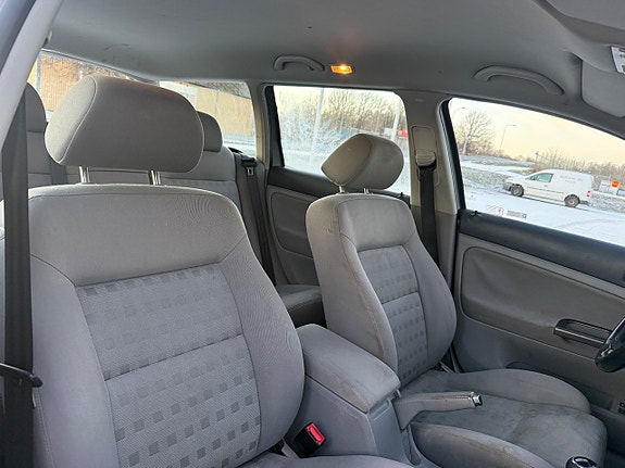 Volkswagen Passat 14 of 16