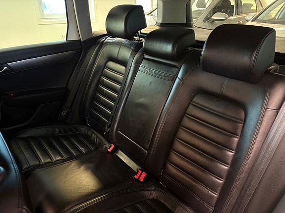 Volkswagen Passat 16 of 21