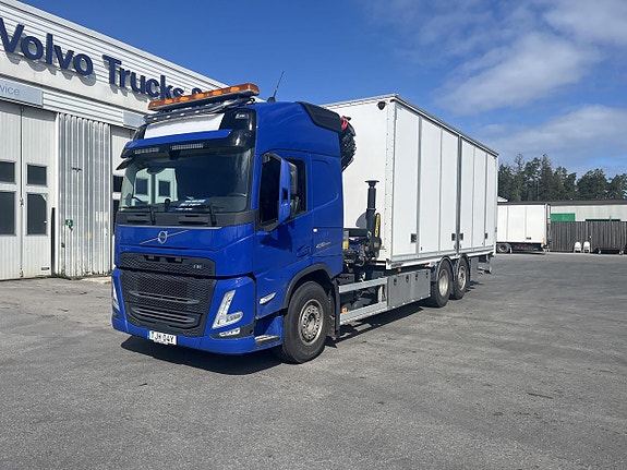 Volvo FM Skåpbil med Kran och kapelltak