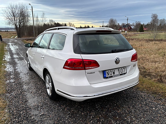 Volkswagen Passat 2 of 12