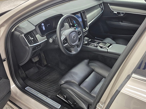 Volvo V90 2 of 10