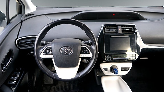 Toyota Prius 7 of 27