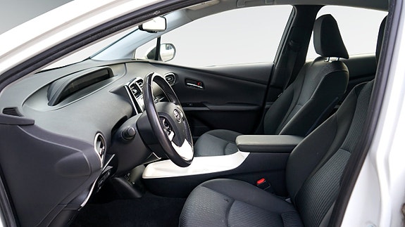 Toyota Prius 4 of 5