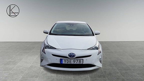 Toyota Prius 2 of 5