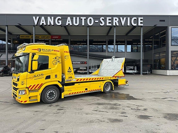 Scania P 320 bärgningsbil med Omars 6.2000 LIFT påbyggnation