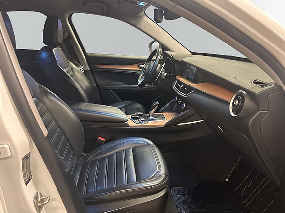 Alfa Romeo Stelvio 10 of 24