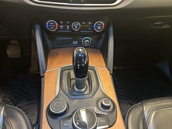 Alfa Romeo Stelvio 20 of 24