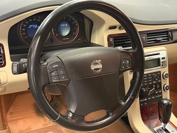 Volvo V70 10 of 24
