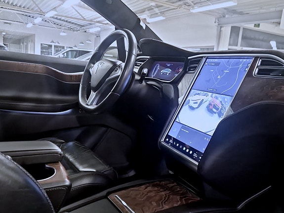 Tesla Model X 13 of 18