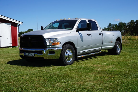 Dodge RAM 3500 2 of 5