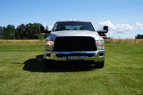 Dodge RAM 3500 3 of 5