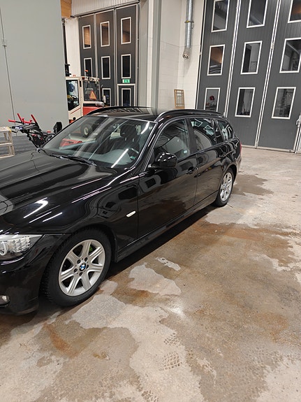 BMW 320d 4 of 5