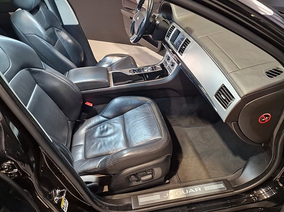 Jaguar XF 16 of 21