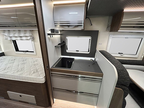 Ci MAGIS 82 XT LÅGA LÅNGBÄDDAR TOA BAK ALDE VÄRME 165HK AUTOMAT 9 of 30
