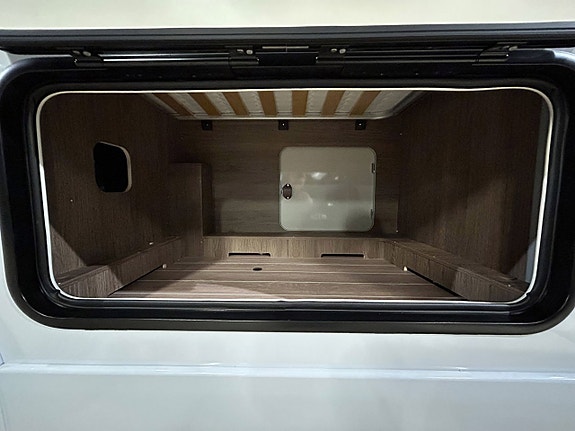 Ci MAGIS 82 XT LÅGA LÅNGBÄDDAR TOA BAK ALDE VÄRME 165HK AUTOMAT 24 of 30