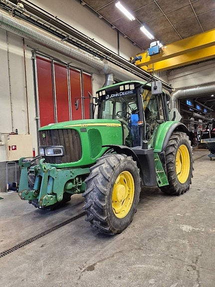 John Deere 6820