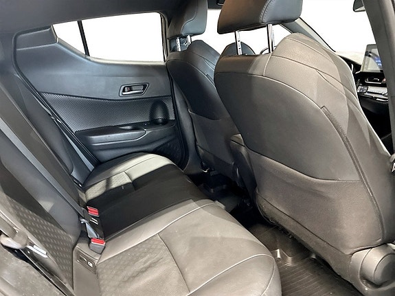 Toyota C-HR 13 of 16