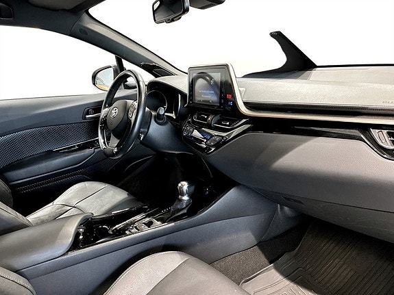 Toyota C-HR 12 of 16