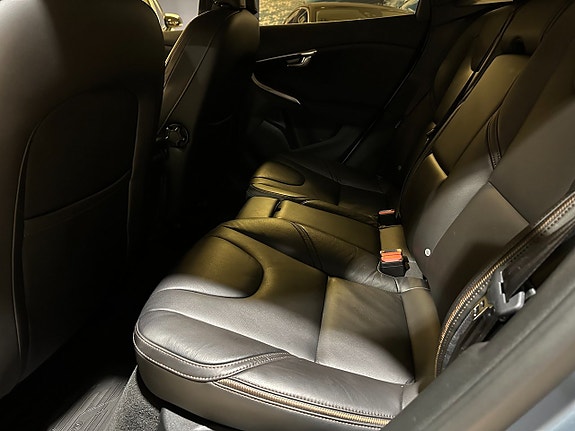 Volvo V40 Cross Country 3 of 5