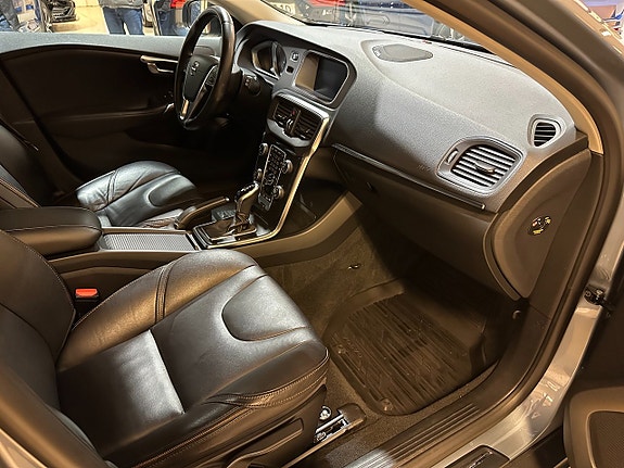 Volvo V40 Cross Country 6 of 15