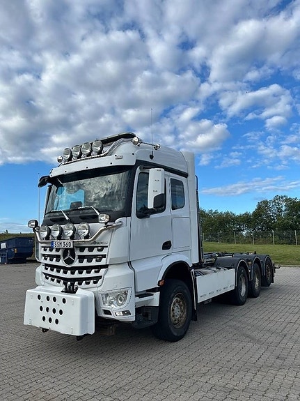 Mercedes-Benz Arocs 8x4-4 Plogbil