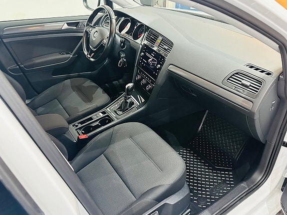 Volkswagen Golf VII 13 of 21