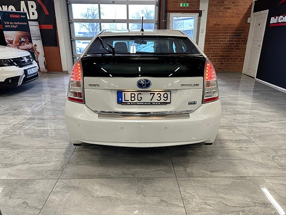 Toyota Prius 12 of 18