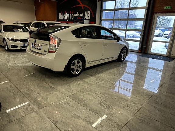 Toyota Prius 4 of 5