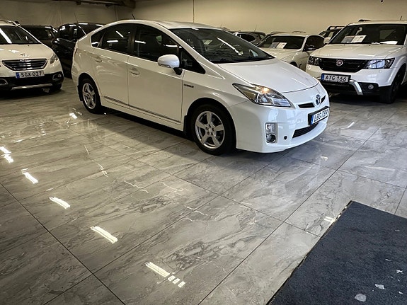 Toyota Prius 2 of 5