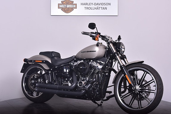 Harley-Davidson Breakout 107 Bassani / Lejonkulan / Garmin