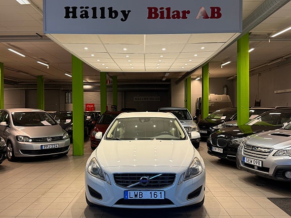 Volvo V60 2 of 15