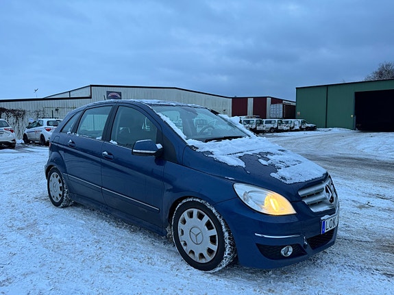 Mercedes-Benz B200 3 of 5