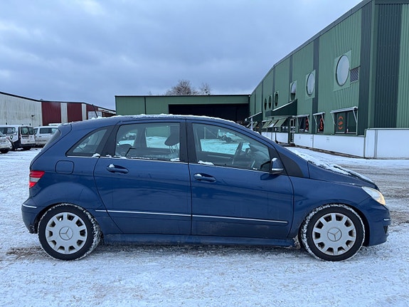 Mercedes-Benz B200 4 of 5