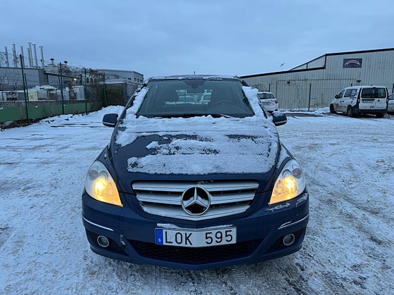 Mercedes-Benz B200 2 of 5