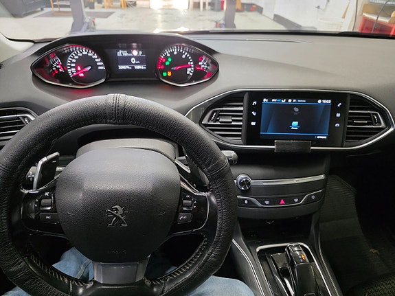 Peugeot 308 SW 8 of 14