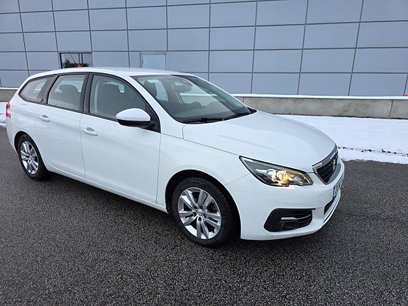 Peugeot 308 SW 2 of 5