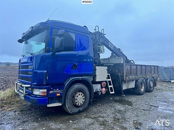 Scania R124 6x2 med flak och timmerkran (99,000:- ex moms)
