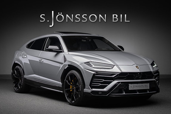 Lamborghini Urus 2 of 5