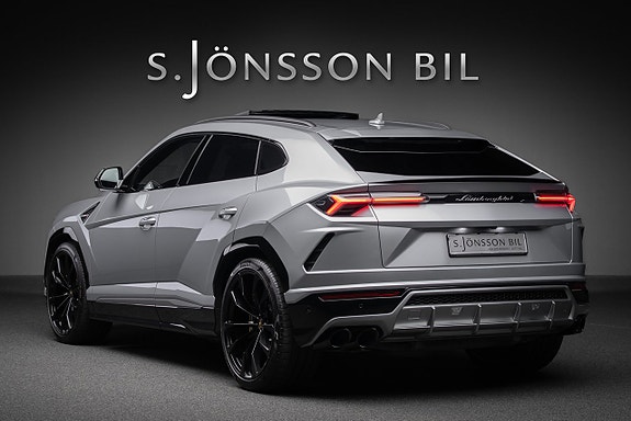 Lamborghini Urus 3 of 5