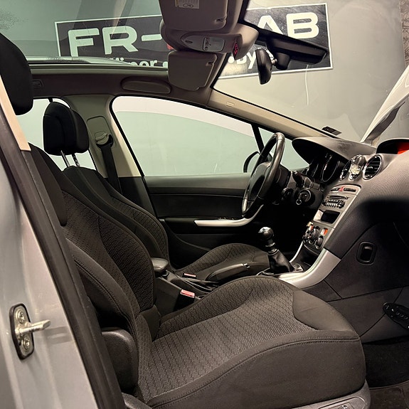 Peugeot 308 SW 12 of 16