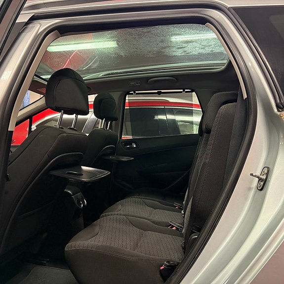 Peugeot 308 SW 14 of 16